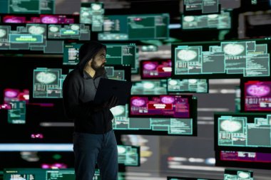 Kötü amaçlı yazılımlar ve virüslerle siber güvenliği tehlikeye atan profesyonel bir casus. Güvenli ağlara izinsiz sızma tehdidi. Kuantum tehdidi ve riskine yol açıyor..