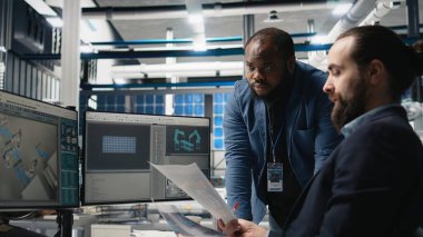 Fabrika yöneticileri çeşitli ekipler üretim ölçümleri, endüstriyel yenilikleri ve çevre dostu temiz enerji gelişimini destekleyen içgörüleri paylaşıyorlar. Güneş enerjisi gelişimi. Kamera A.