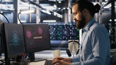 Sunucu çiftlik işçisi hacklenmiş ekipman sistemlerini tamir etmeye ve ekipmanları korumaya çalışıyor. Veri merkezi mühendisi bilgisayar ekranındaki virüs uyarısına tepki veriyor, acil müdahale protokolü başlatılıyor