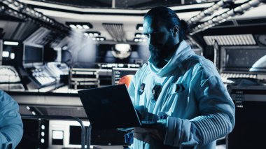 Uzay gemisinde birlikte uçan araştırmacılar Mars 'ın gezegen yüzeyini araştırıyorlar. Kozmonotlar Kızıl Gezegen 'e inmeden önce kozmik kökenleri araştırmak için operasyonel hazırlık sağlıyorlar.