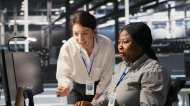 Neşeli veri merkezi teknisyenleri yapay zeka otomasyonunda işbirliği yaptıktan sonra sonuçlardan memnunlar. Happy sunucu merkezi çalışanları makine öğrenme ayarlarını ayarlar, birlikte çalışırlar, kamera A