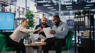 Çeşitli iş adamları, kariyer büyümesi için detay ve içgörüleri ayıklamak ve uzun vadeli başarı öyküsü için işbirliği yapmak için analiz araçları kullanıyor. Ofiste sağlam bir iş ahlakı var. Kamera A.