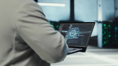 Sunucu odası yöneticisi altyapı yapay zeka öğrenme otomatikleştirmesi için dizüstü bilgisayar kullanıyor. Yüksek teknoloji veri merkezinde yapay zeka kullanarak bakım yapan bilişim uzmanı, kamera B