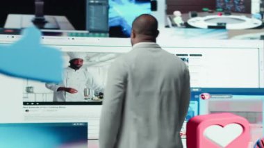 Kolları açık, büyük dijital video duvarına bakan mutlu bir adam sonsuz eğlence seçiminden faydalanıyor. Neşeli izleyiciler sonsuz yayın seçeneklerine erişmenin keyfini çıkarıyorlar, kamera A