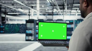 Veri merkezinde yeşil ekran dizüstü bilgisayar kullanan teknisyenlerin kapatılması, sunucuların sanal hale getirilmesi. Sunucu merkezinde krom anahtar defteri kullanan bilişim uzmanı, ince ağ protokolleri, kamera A