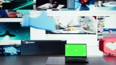 Sınırsız içerik kavramını temsil eden küçük resimlerin kolajı ve kroma anahtar defteri. Çevrimiçi gösterge panelinin önündeki izole ekran bilgisayarı trend internet kliplerini sunar