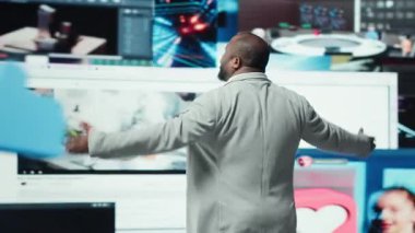 Kollarını açıp video duvarına bakan neşeli insan mutluluğu ifade ediyor, dijital çağ yaşam tarzının tadını çıkarıyor. Neşeli izleyiciler teknolojinin keyfini çıkarıyorlar dünya çapında insanlar arasında köprü kuruyorlar, kamera A