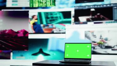 Bitmek bilmeyen pencerelerin önünde karışık ortam gösteren yeşil ekran dizüstü bilgisayar. Küresel izleyicilere içerik dağıtan video platformunu gösteren Mockup defteri ve dijital arayüz