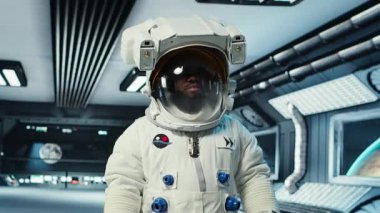 Kask takan bilim adamları son teknoloji uzay gemisinde yürüyor, güneş sisteminde kozmik yolculuk yapıyorlar. Yörünge istasyonunda kozmonot kıyafeti giyen Afrikalı Amerikalı astronot, kamera B
