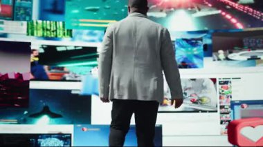 Sanal uzayda sınırsız video içeriği özgürlüğünü kutlayan mest edici bir izleyici. Video baykuşunun önünde kollarını açmış, birden fazla yayın kanalının tadını çıkaran Afro-Amerikan erkeği, kamera A