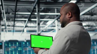 Verileri analiz etmek için izole ekran tableti kullanarak sunucu çiftliğinde çalışan yönetici. Krom anahtar cihazı kullanarak veri merkezindeki altyapıyı inceleyen bilişim uzmanı, sistem bütünlüğü ve güvenliğinin sağlanması, kamera B