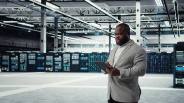 Veri merkezindeki sistem yöneticisi enerji kullanımını ayarlamak için tablet kullanır. Sunucu çiftliği bilişim uzmanı UPS yapılandırmalarını denetlemek için aygıt kullanıyor, ekipman bakımını yapıyor, kamera A