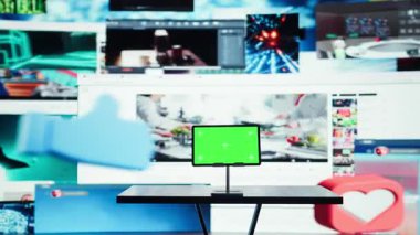Chroma anahtar tableti ve trend eğlence videolarını sunan çevrimiçi panel. Hazır ortam paylaşımını destekleyen canlı yayın teknolojisinin görselleştirilmesi önündeki izole ekran aygıtı