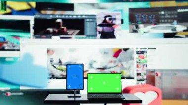 Chroma anahtar defteri, tablet ve multimedya oyun, aşçılık ve teknik klipleri birleştirir. Günümüzde medya tüketim alışkanlıklarını yansıtan dijital arayüz önündeki izole ekran aygıtları