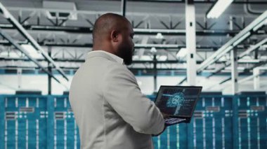 Derin öğrenme yapay zeka sistemlerini geliştirmek için dizüstü bilgisayar kullanan sunucu çiftliği bilişim uzmanı. Yapay zeka model parametrelerini ayarlamak için dizüstü bilgisayar kullanan Veri Merkezi yazılım geliştiricisi, Kamera B