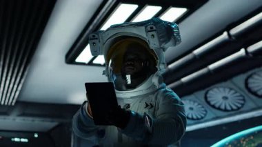 Kozmonot, tabletteki navigasyon koordinatlarını doğruluyor. Gezegen görevine hazırlanıyor. Astronot güneş sistemi gezegen, kamera B 'ye iniş işlemlerine başlamadan önce güvenlik kontrolü yapıyor.
