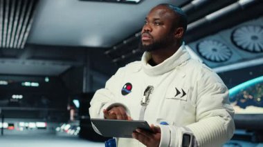 Astronot, gelişmiş mühendislik gücüyle çalışan uzay gemisindeki gezegen verilerini analiz ediyor. Afrika kökenli Amerikan yıldız gemisi mürettebatı derin uzayı keşfediyor, yüzey araştırması yapıyor, kamera B