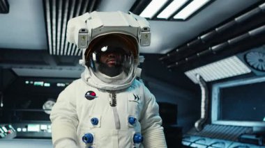 Uzay istasyonunun içinde miğfer takan astronot, düşman gezegen habitatında dış göreve hazırlanıyor. Yıldız gemisindeki adam, dünya dışı gezegen B kamerasına iniş prosedürlerine başlıyor.