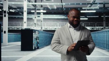 Sunucu odası çalışanı tabletteki yazılımı kullanarak sunucu bağlantı sorunları yaşıyor. Veri merkezi teknisyeninin şirket ağlarını güncellemesi aygıt, kamera A kullanarak donanım