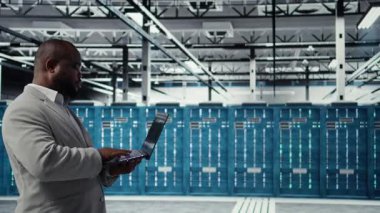 Veri merkezi mühendisi dizüstü bilgisayar kullanarak yapay zeka kullanarak yönetim araçları kullanıyor. Sunucu çiftliği çalışanı sunucu kümelerini denetliyor, yapay zeka kullanarak ağ topolojilerini güncelliyor, kamera A