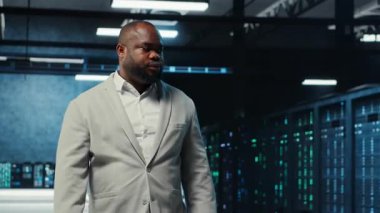 Çalışan veri merkezinde sistem faaliyeti gösteren platformlarda yanıp sönen ışıklarla yürüyor. Basit işlemler için düzenlenmiş donanımlı loş sunucu çiftliğini denetleyen bilişim uzmanı, kamera B