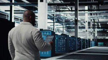 Veri merkezi kodlamasında yürüyen programcılar, tablet kullanarak kaynak optimizasyonu yapıyorlar. Veri merkezindeki sunucu tarım işçisi cihaz, kamera A kullanarak daha hızlı işleme algoritmaları geliştiriyor.