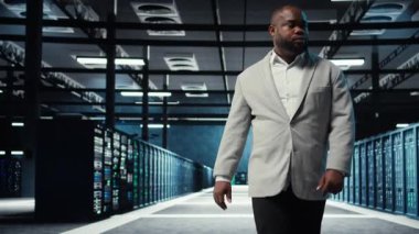 Yüksek teknoloji sunucu merkezinde çalışan yönetici büyük miktarda veriyi işleme ve depolama yeteneğine sahip. Afrika kökenli Amerikalı bilişim uzmanı sorun çözme sunucusu sıraları ağ kaynaklarını kontrol eden kamera A