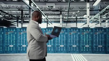 Veri Merkezi, yapay zeka teknolojisini kullanarak BT onarım görevleri yapıyor. Sunucu merkezi mühendisi donanım sorunlarını öngörü yapay zeka uyarıları kullanarak tanımladıktan sonra teknik destek sağlıyor, kamera A