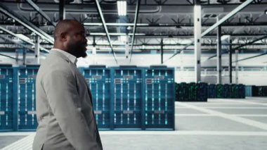 Veri merkezindeki mühendis, donanım teknisyenlerinin kullanıcı taleplerini inceliyor. Sunucu çiftliğindeki çalışan süper bilgisayarların trafik modellerini analiz ediyor, kamera A