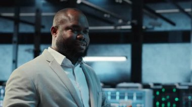 Veri merkezi mühendisi, sunucu donanımını ayarlıyor. Yapay zeka işleme operasyonlarına güç veriyor. Yönetici sunucu dizilerini denetler eğitim verilerini yönetir altyapı, kamera B