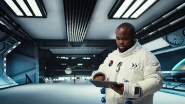 Uzay aracındaki astronot yıldızları ve asteroitleri izlemek için tablet kullanıyor. Uzay gemisi mürettebatı uzay giysisi giyiyor. Gezegen keşfi sırasında cihaz üzerindeki görev kayıtlarını analiz ediyor. Kamera A: