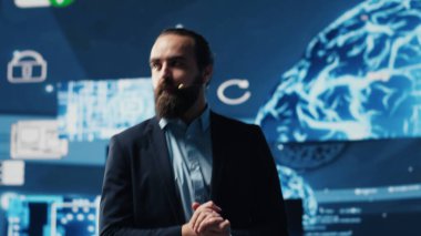 IT mühendisi, yeni yapay zeka teknolojisi araçlarını tanıtmak için halka açık konuşma etkinliğine ev sahipliği yapıyor. Otomasyon için sinirsel ağların beyin sistemini sergiliyor. İşadamı konuşmacı derin öğrenme için konuşma yapıyor. Kamera A.