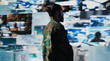 Erkek asker askeriyeye saygı ve bağlılık gösteriyor. İstihbarat için uydu görüntülerini izliyor. Savaş alanı detaylarıyla savaş planlama taktikleri üzerinde çalışıyorum. Kamera A.