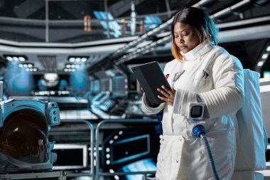 Kozmonot yörünge yolunu gösteren arayüze bakıyor. Gezegen görevi için hazırlanıyor. Astronot yıldız gemisi donanım kayıtlarını analiz ediyor, güneş sistemi gezegenine iniş prosedürlerini başlatıyor.