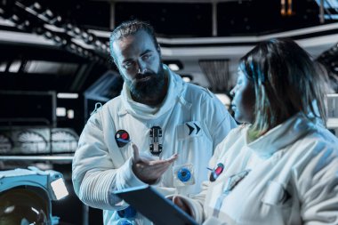 Astronotlar beyin fırtınası yapıyor, uzun mesafe uzay yolculuğu sırasında tablet kullanarak güvenlik kontrolü yapıyorlar. Yıldızgemisi meslektaşları kozmik yolculuk sırasında konuşuyor, uçuş günlüğünü güncelliyor