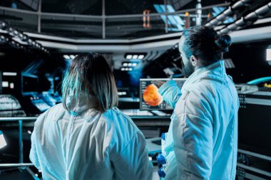 Bir grup astronot Mars 'a inmeden önce beyin fırtınası yapıyor. Kırmızı Gezegen yüzeyinde görev yapan ekip çalışması yapan meslektaşları uzayın derinliklerinde insan yaşamını test ediyorlar.