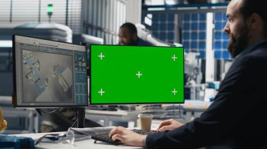 Güneş paneli uzmanı yeşil ekran kullanıyor ve endüstriyel içgörü ile sürdürülebilir çözümler ve kalkınma için temiz enerji hedeflerini birleştiren üretim stratejisini denetliyor. Kamera B.