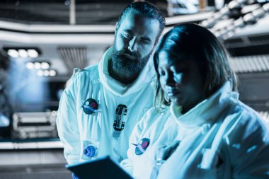 Takım halinde çalışan kozmonotlar gezegen yüzeylerini keşfediyor, dışarıda görev için hazırlanıyorlar. Yörünge istasyonu çalışanları bilinmeyen dünyaların haritasını çıkararak mavi gezegene iniş işlemlerine başlıyorlar.