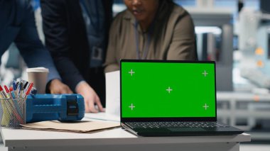 Profesyonel mühendislik ekibi kroma anahtarının yanındaki güneş panellerini inceliyor, yeşil teknoloji ve çevre dostu alternatif enerjide birlik gösteriyor. Fabrika endüstrisi üretiyorum. Kamera B.