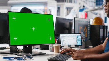 Kara güneş paneli fabrika mühendisi üretimi sağlamak için yeşil ekranı, üretim tesisinde güneş pilleri olan çevre dostu enerjiyi kullanır. Yüksek teknoloji yenilenebilir enerji. Kamera A.