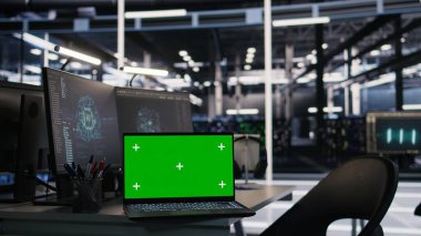 Yapay zeka modeli konuşlandırmasında kullanılan veri merkezindeki bilgisayar ve dizüstü bilgisayar. Sunucu çiftliğindeki izole ekran cihazları yapay zeka çevre tanılarını oluşturmak için kurulmuş