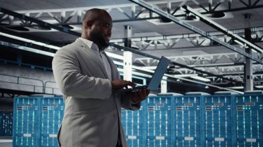 Derin öğrenme yapay zeka sistemlerini geliştirmek için dizüstü bilgisayar kullanan sunucu çiftliği bilişim uzmanı. Yapay zeka model parametrelerini ayarlamak için dizüstü bilgisayar kullanan Veri Merkezi yazılım geliştiricisi, Kamera A