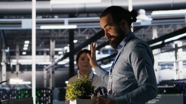 Öfkeli veri merkezi mühendisi, yapay zeka otomasyon işlemleri tarafından değiştirildikten sonra masa eşyalarını paketler. Yapay zeka ve kamera A tarafından işgücü değişimine uğrayan hayal kırıklığına uğramış bir adam.