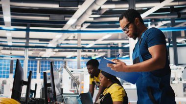 Güneş paneli fabrikasının yöneticisi potansiyel arıza sistemlerini araştırıyor, evrak okuyor ve kullanım kılavuzlarını okuyor. Müfettişler kesintisiz üretimi sağlıyorlar, kesintileri azaltıyorlar. Kamera B.