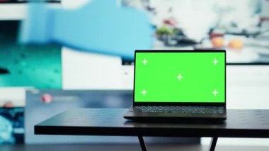 Sınırsız içerik kavramını temsil eden küçük resimlerin kolajı ve kroma anahtar defteri. Çevrimiçi gösterge panelinin önündeki izole ekran bilgisayarı trend internet kliplerini sunar