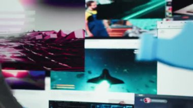 Neşeli kullanıcı modern dijital ortamda sınırsız eğlencenin tadını çıkarıyor. Mutlu adam dev dijital duvarın önünde duruyor çevrimiçi videolar ve sosyal medya içeriği, kamera A