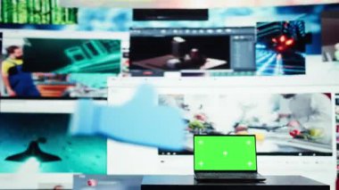 Krom anahtar defter ve video duvarı çeşitli medya kanallarıyla dolu. Sosyal ağların besleme etkinliğini gösteren dijital arkaplan önündeki izole ekran bilgisayarı