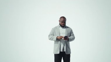 Mutlu insan telefonu kullanır, sosyal medya iletileriyle iletişim kurar. Tarayıcı pencerelerinin önündeki akıllı telefondan kısa form içerik videolarıyla sosyal ağları tarayan neşeli bir adam, kamera A