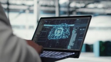 Yapay zeka teknolojisini kullanarak bilişim bakım görevleri yapan veri merkezi mühendislerini kapatın. Sunucu odası çalışanı, öngörüsel yapay zeka kullanarak donanım sorunlarını tanımladıktan sonra teknik destek sağlıyor