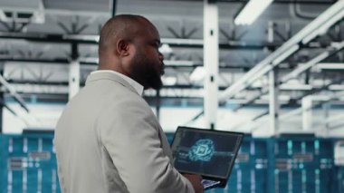 Veri Merkezi, yapay zeka teknolojisini kullanarak BT onarım görevleri yapıyor. Sunucu merkezi mühendisi, öngörü yapay zeka uyarıları kullanarak donanım sorunlarını tanımladıktan sonra teknik destek sağlıyor, kamera B